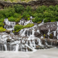 Die Wasserfälle des Hraunfossar entspringen dem Gestein