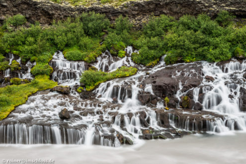 Die Wasserfälle des Hraunfossar entspringen dem Gestein