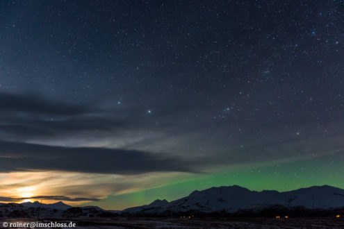 Nordlicht mit Sternen im Osten Islands