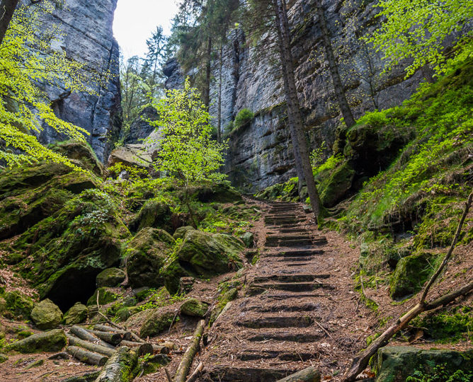 Hinauf zu den Felsen