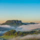 Blick auf den von Nebelschwaden umwehten Lilienstein