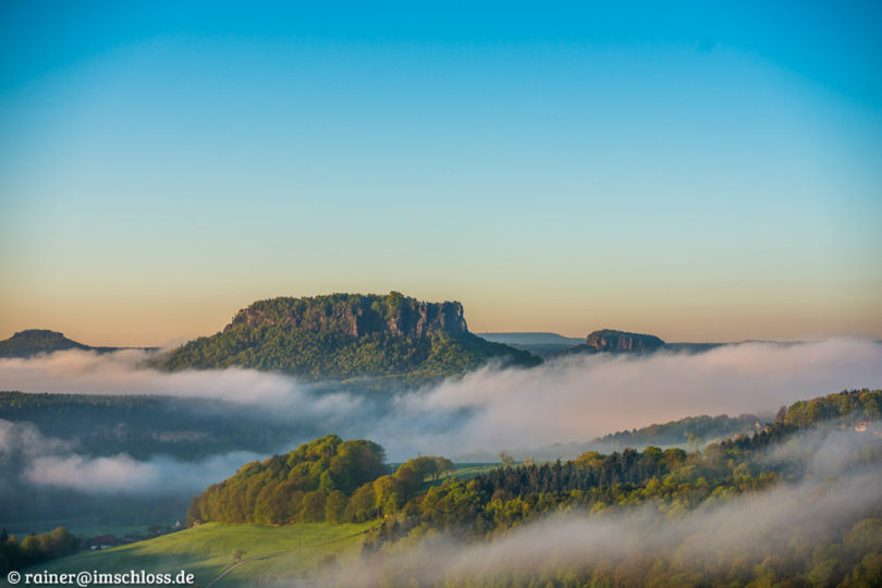 Blick auf den von Nebelschwaden umwehten Lilienstein