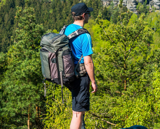 Rainer mit Blick vom Papststein mit dem Gohrisch im Hintergrund