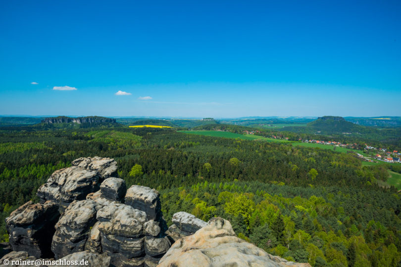 Blick vom Gohrisch zum Pfaffenstein, Festung Königstein und Lilienstein (von links nach rechts)