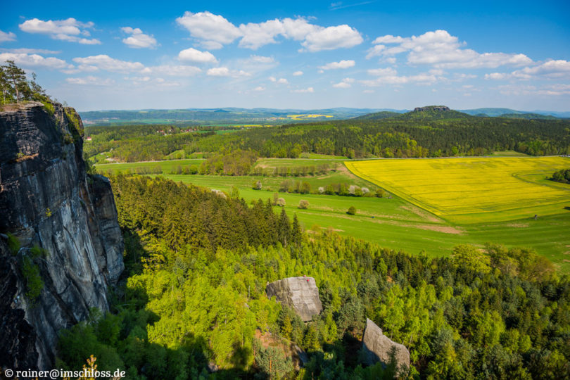 Die beiden Kletterfelsen sehen aus wie in die Landschaft geworfene Würfel