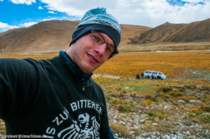 Hinter mir der Versuch, unseren im Hochland von Tibet festgefahrenen Bus wieder in die Spur zu bekommen