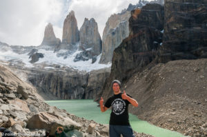 Vor den drei Türmen des Torres del Paine in Patagonien