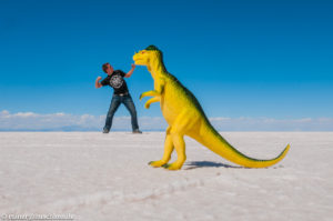 Kampf dem Dino auf dem Salar de Uyuni, dem auf 3650 m hoch gelegenen Salzsee in Bolivien