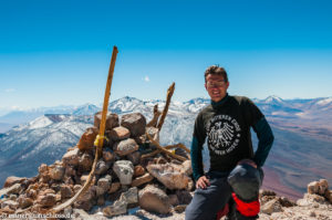 Auf dem Gipfel des Licancabur (5916 m) auf der Grenze zwischen Bolivien und Chile mit dem Sarirecabur im Hintergrund