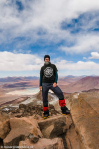 Auf dem Sairecabur (5992 m) in Chile mit Ausblick über die Vulkanlandschaft Boliviens