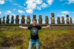 Vor den Moai von Ahu Tongariki auf der Osterinsel, Chile