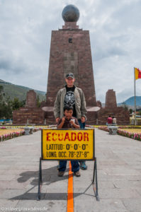 Auf dem Äquator, dem Mitad del Mundo nahe Quito, Ecuador