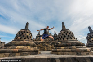 Auf der Pyramide von Borobodur, einer der größten Buddhistischen Tempelanlagen