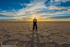 Sonnenuntergang auf dem 3650 m hoch gelegenen Salzsee Uyuni in Bolivien