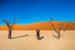 Zwischen den abgestorbenen Akazienbäumen im Dead Vlei, Namibia