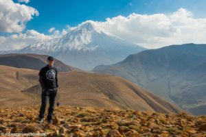 Im Hintergrund der 5610 m hohe Damavand im Iran