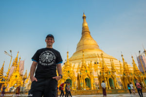 Vor der Shwedagon-Pagode in Yangon, Myanmar