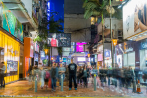 Auf den Straßen von Hongkong im späten Treiben